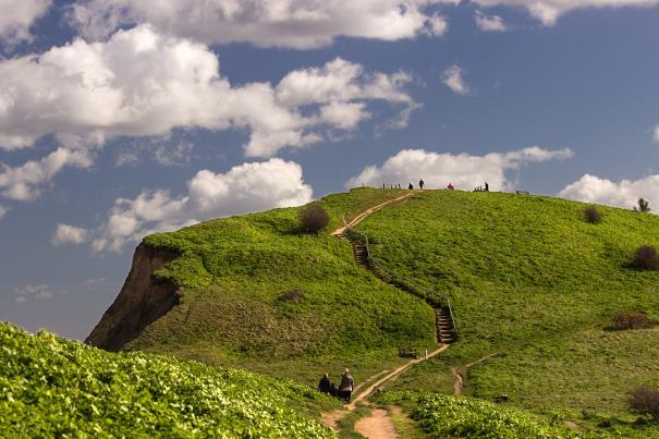 A view of Beeston Bump and walking path